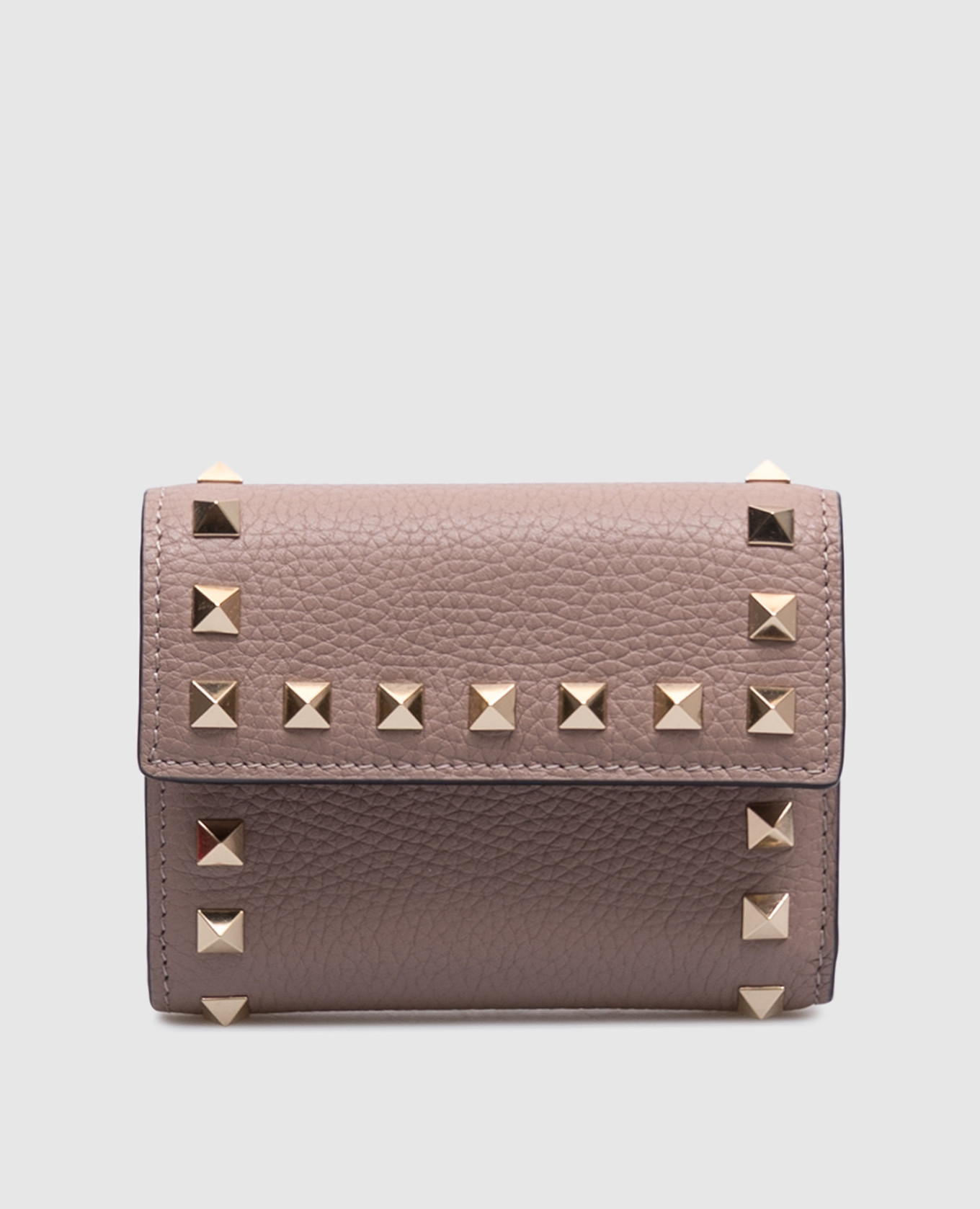 

Бежевое кожаное портмоне ROCKSTUD TRIFOLD с пирамидками с платиновым покрытием, Бежевый, Портмоне
