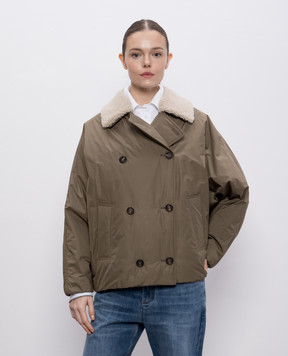 Brunello Cucinelli двубортная пуховая куртка цвета хаки с воротником из овчины MB5747879
