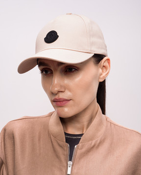 Moncler Бежевая кепка с фактурной нашивкой логотипа K10933B000260U082
