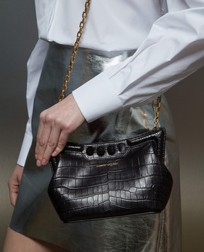 Alexander McQueen Черная сумка The Peak с тиснением под кожу крокодила 7899481MCAA