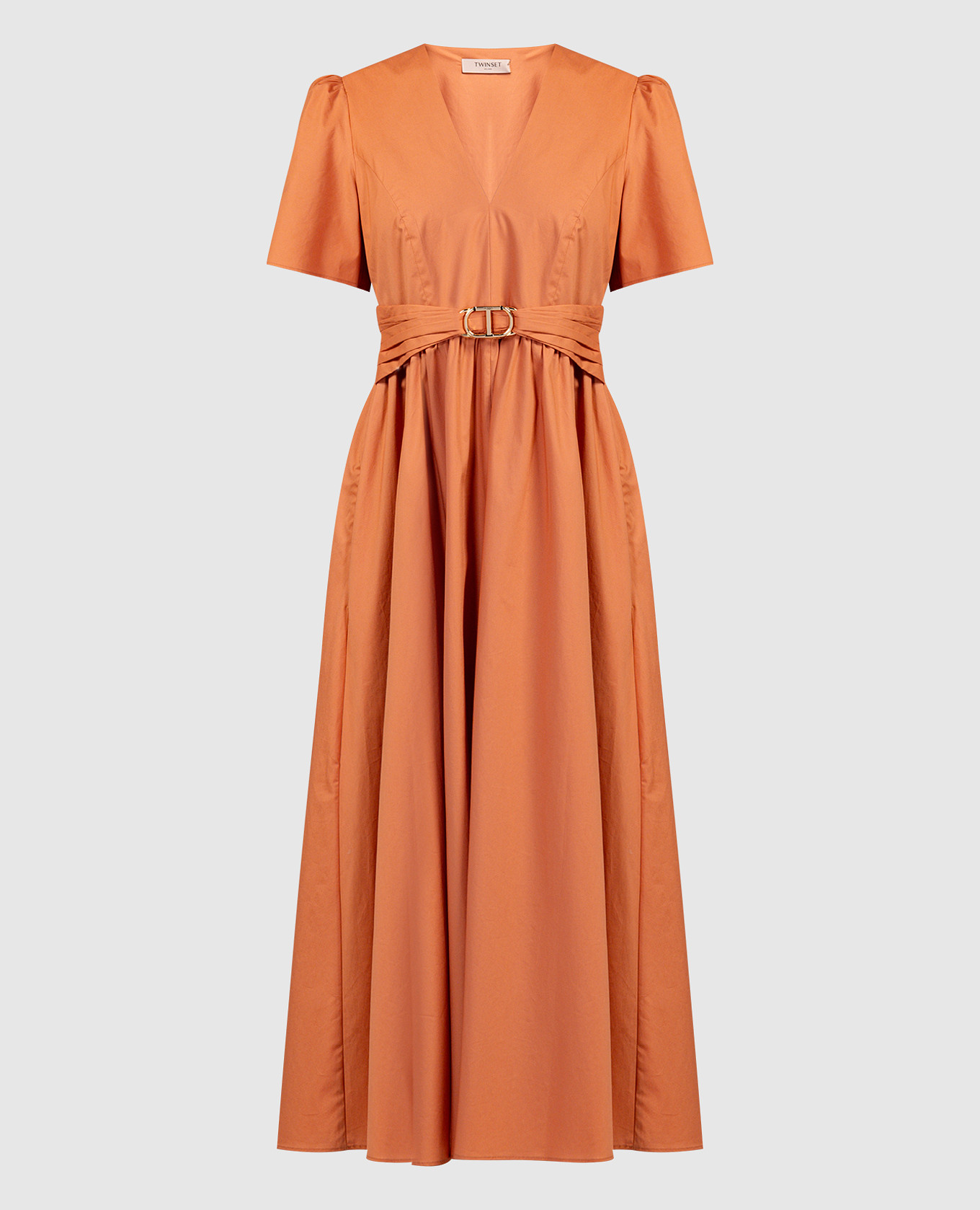 Оранжевое платье миди с драпировкой и металлическим логотипом