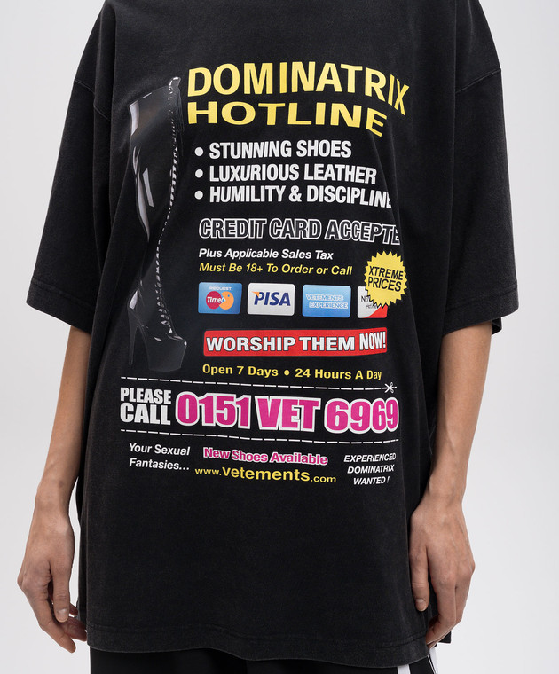 Vetements Черная футболка Dominatrix Hotline с принтом UA66TR740Bw изображение 5