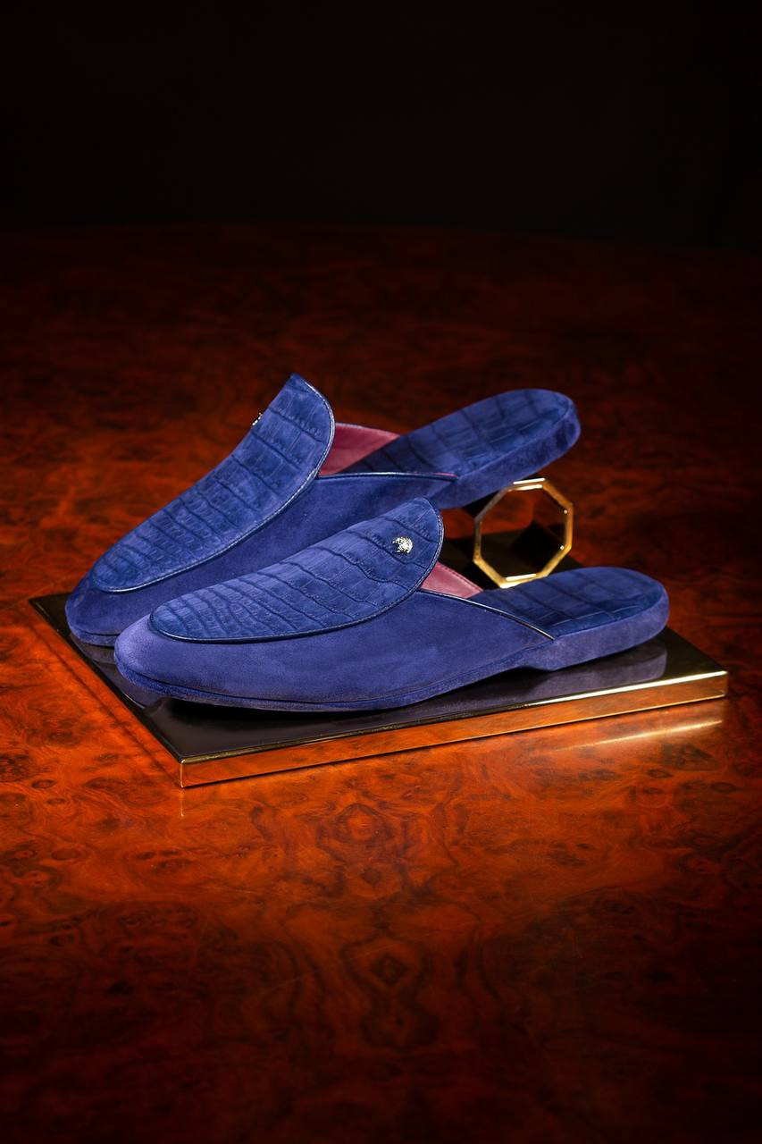 Синие замшевые домашние тапочки с кожей крокодила