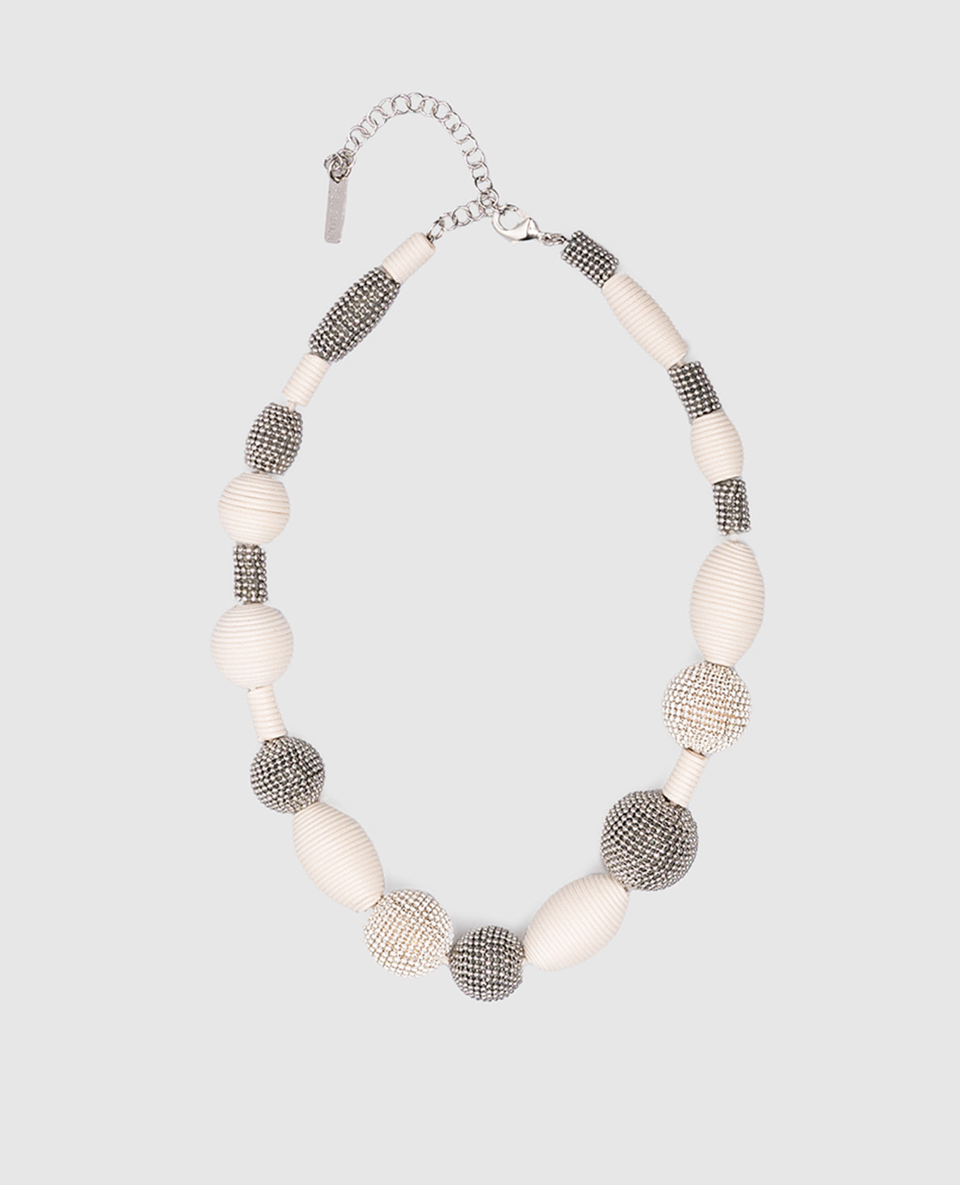 White necklace with monil chain