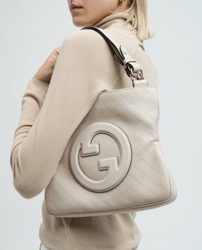 Gucci Бежевая кожаная сумка с фактурным логотипом 7515181AAOW
