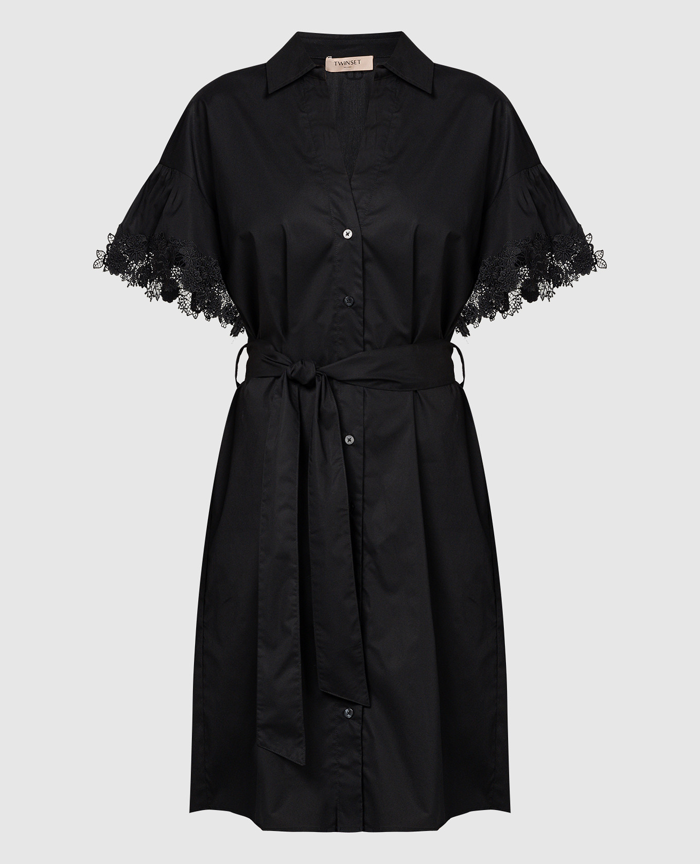Черное платье-рубашка с кружевом в виде цветов