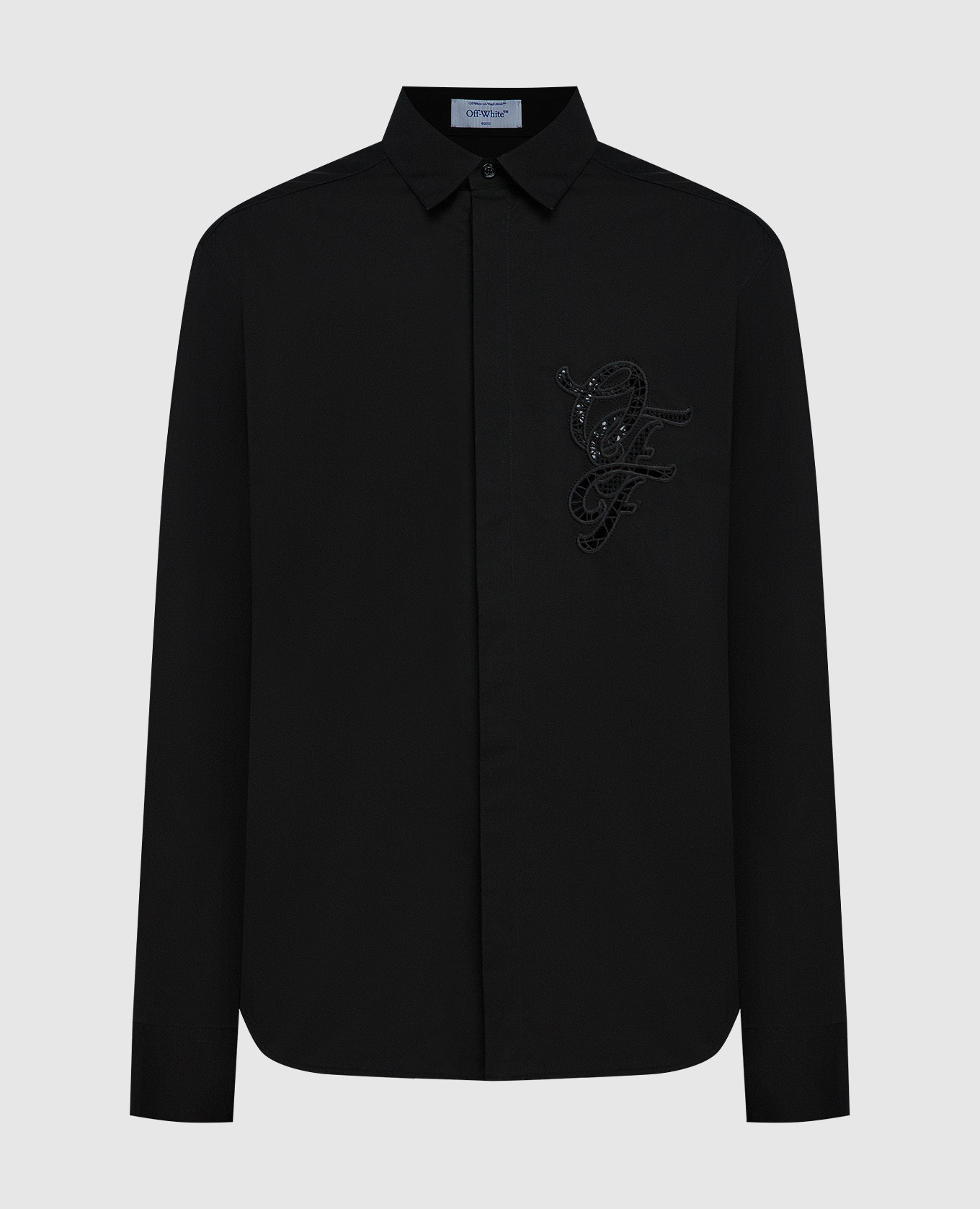 Черная рубашка с ажурной вышивкой логотипа