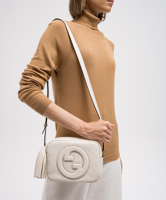 Gucci Бежевая кожаная сумка кросс-боди с фактурным логотипом 7423601IV0G изображение 2