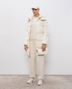 Moncler Бежевый пуховик с нашивкой логотипа K20931C00020539ZD