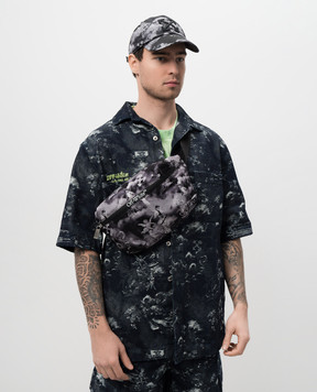 Off-White Сіра поясна сумка в принт OMNO037S25FAB001
