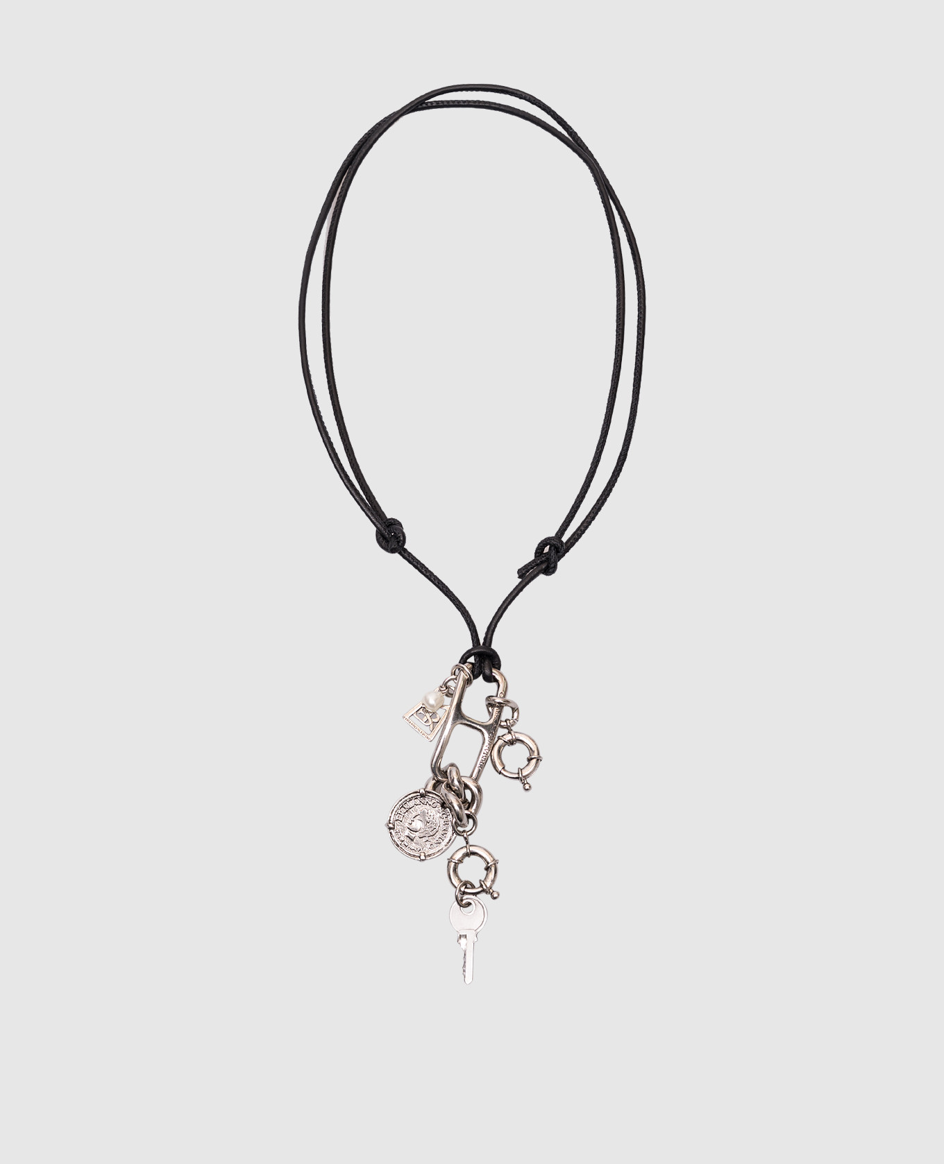 

Черный кожаный шнурок с брендовой подвеской Charm, Ожерелья