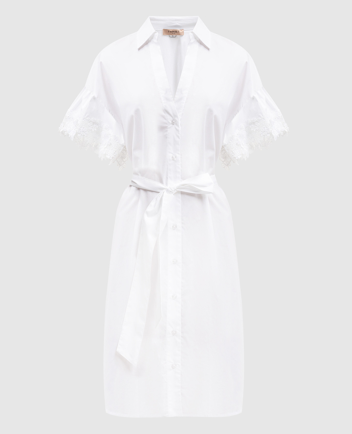 Белое платье-рубашка с кружевом в виде цветов