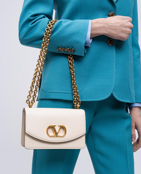 Valentino Бежевая кожаная сумка-мессенджер с металлической эмблемой VLogo Signature 6W2B0R17GCB