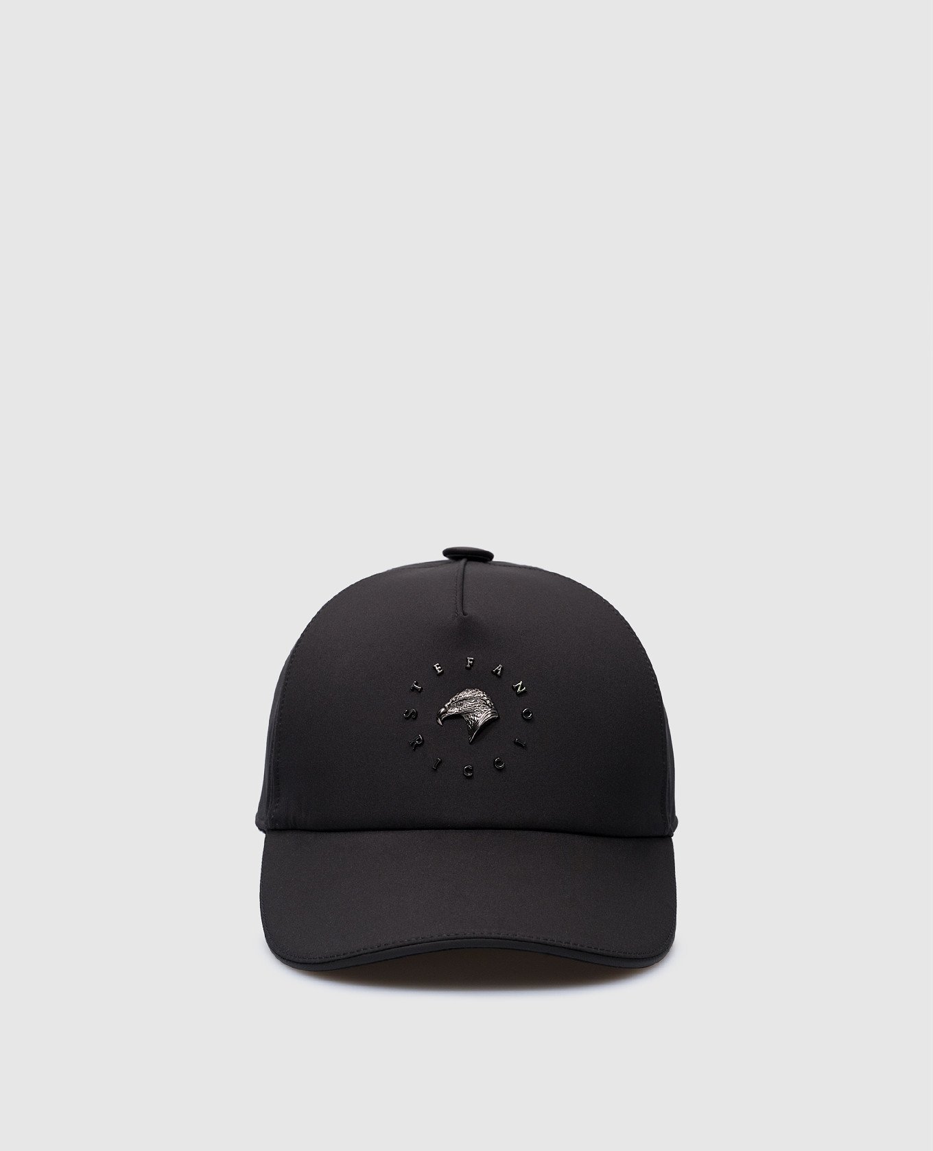 Черная кепка с металлическим логотипом