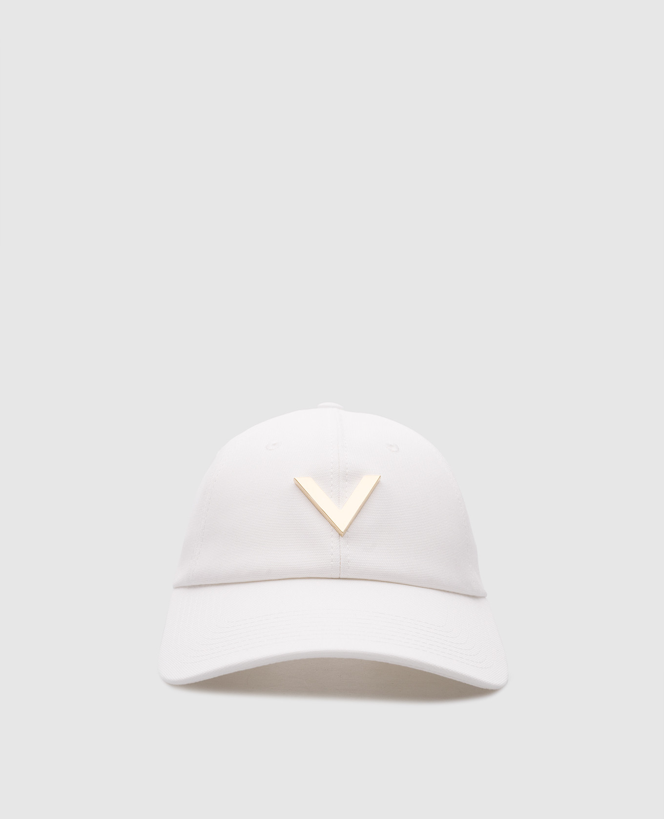 Белая кепка с металлическим логотипом V