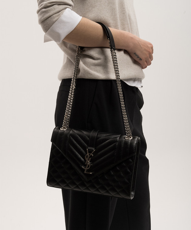 Saint Laurent Черная кожаная стеганная сумка-мессенджер Envelope с металлическим логотипом YSL 600185BOW91sh изображение 2