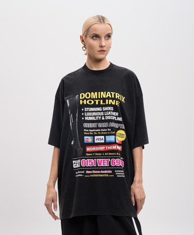 Vetements Черная футболка Dominatrix Hotline с принтом UA66TR740Bw изображение 3