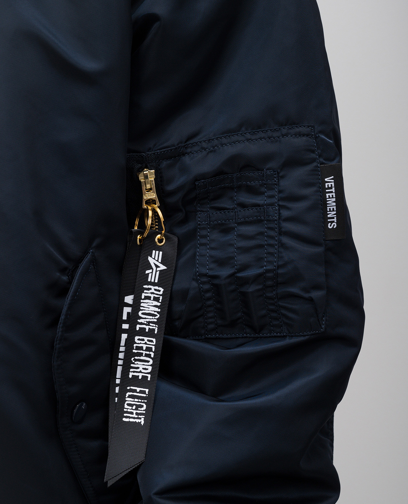 Vetements Двухсторонний бомбер с капюшоном UA65JA226N изображение 6