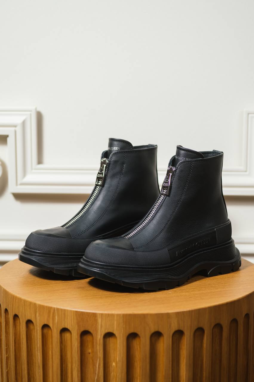 Alexander McQueen - Черные кожаные ботинки Tread Slick с логотипом