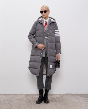 Thom Browne Сірий стьобаний пуховик з брендовими смужками FOD025X05222