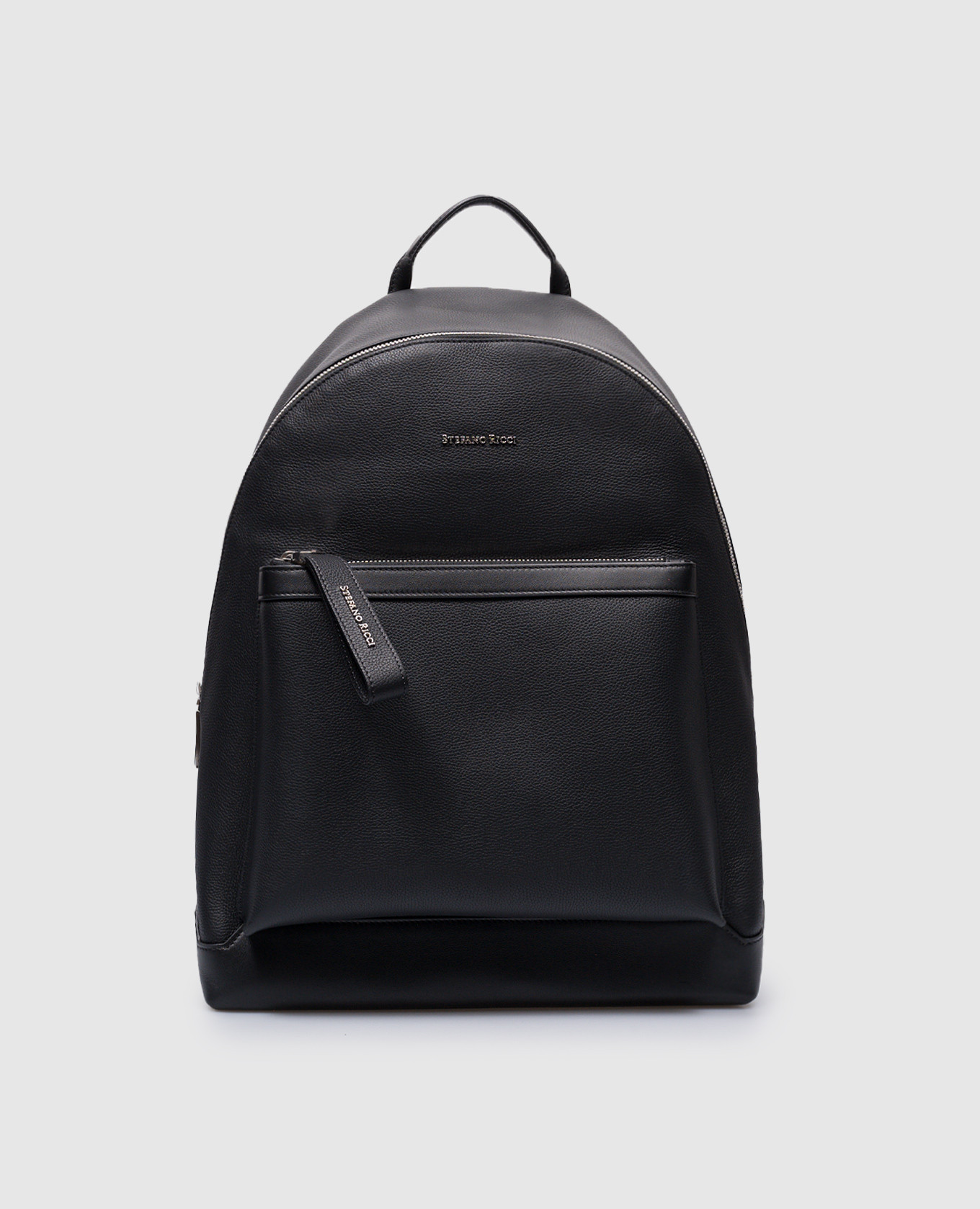 Черный кожаный рюкзак с металлическим логотипом.