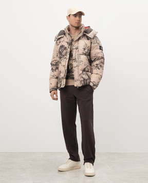 Stone Island Бежевый пуховик в абстрактный принт с логотипом. 8115462E1