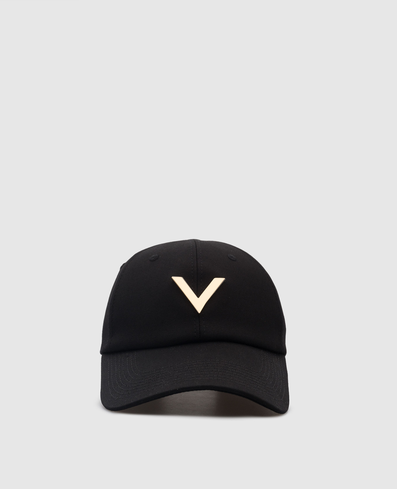 Черная кепка с металлическим логотипом V