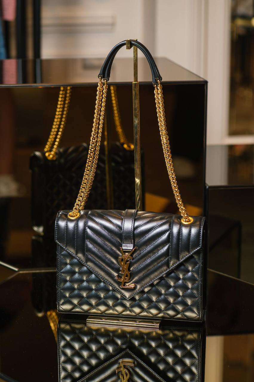 Saint Laurent Черная кожаная стеганная сумка-мессенджер Envelope с логотипом YSL 600185AACT7 изображение 6