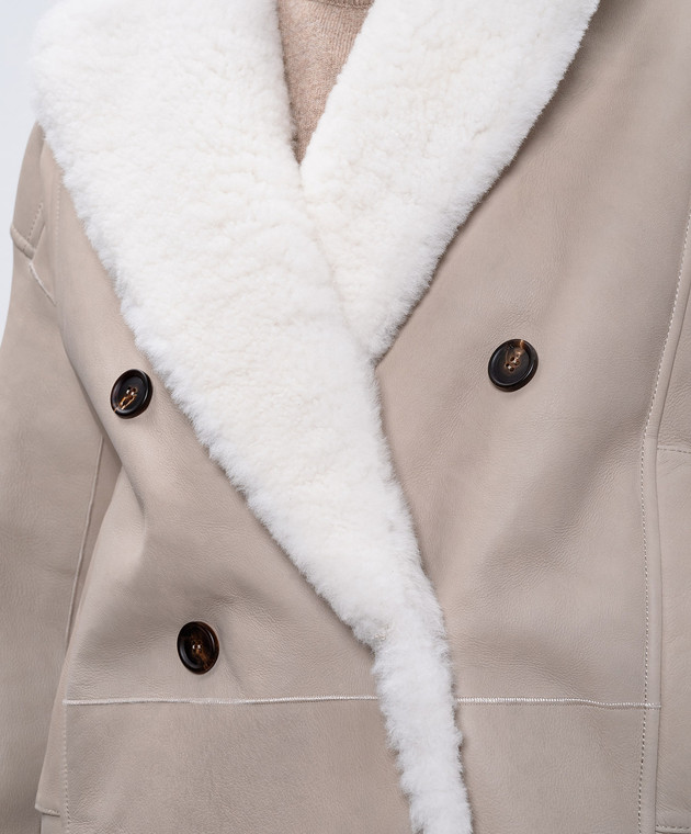 Brunello Cucinelli Бежева шкіряна укорочена двобортна дублянка на овчині MPMBP7962P зображення 5