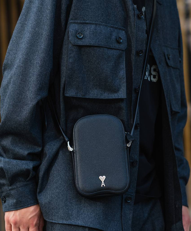 Ami Paris Черная кожаная сумка с металлической эмблемой ULL010AL0036 изображение 5