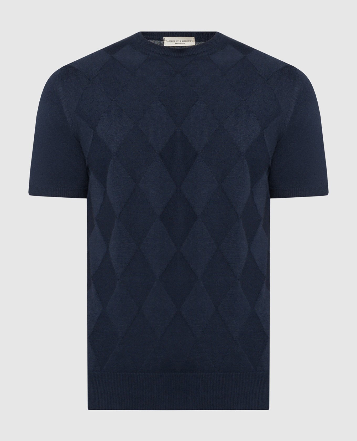 Синяя футболка в геометрический узор ткани.