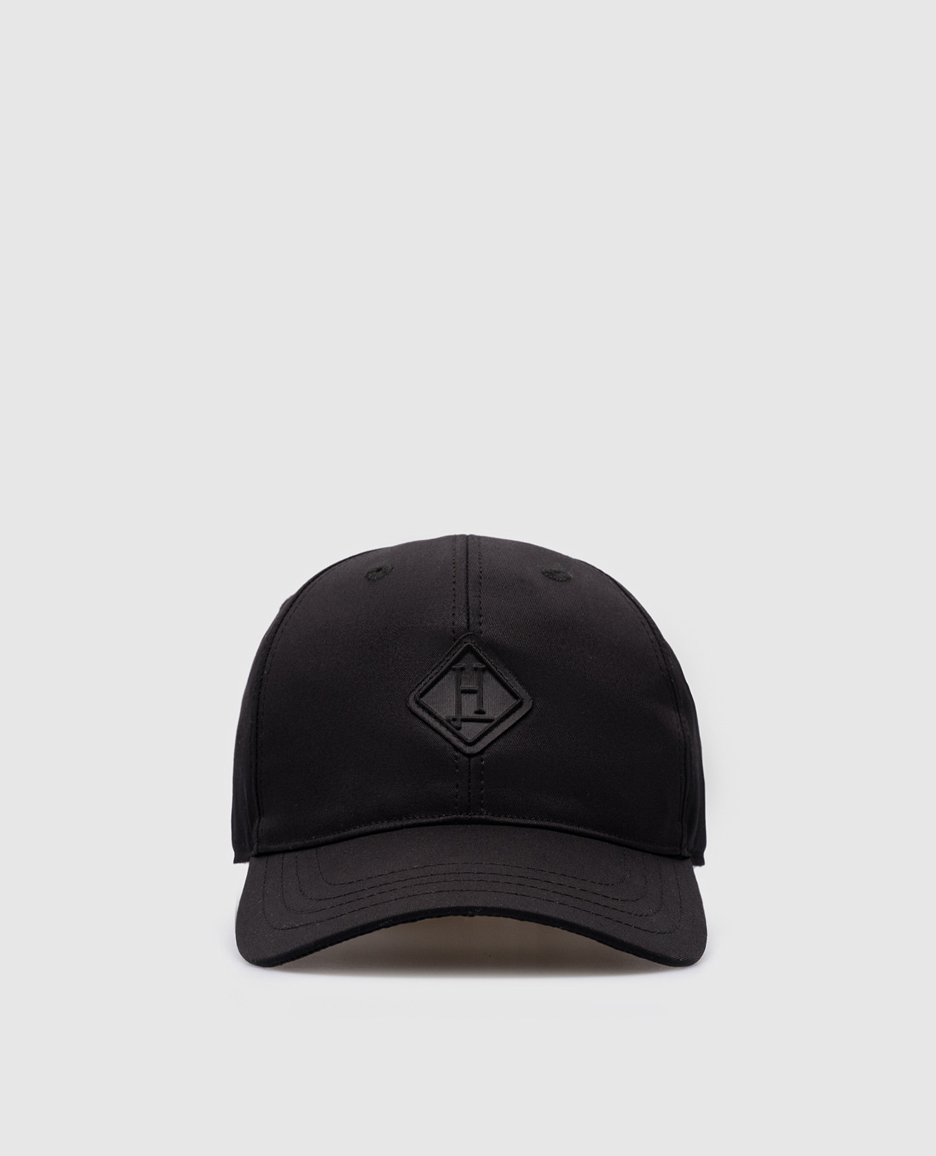 Gorra negra con logo.