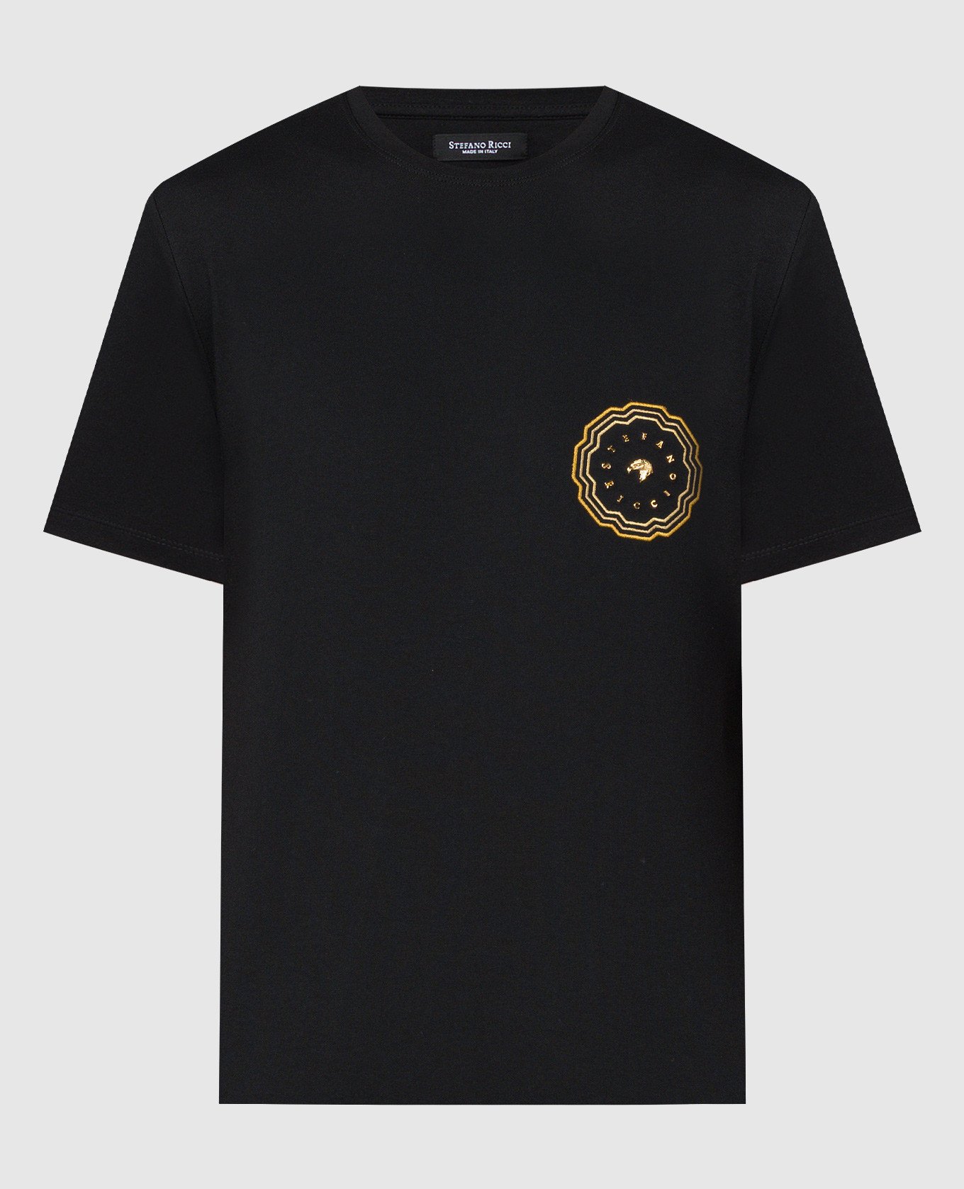 Черная футболка с металлическим логотипом