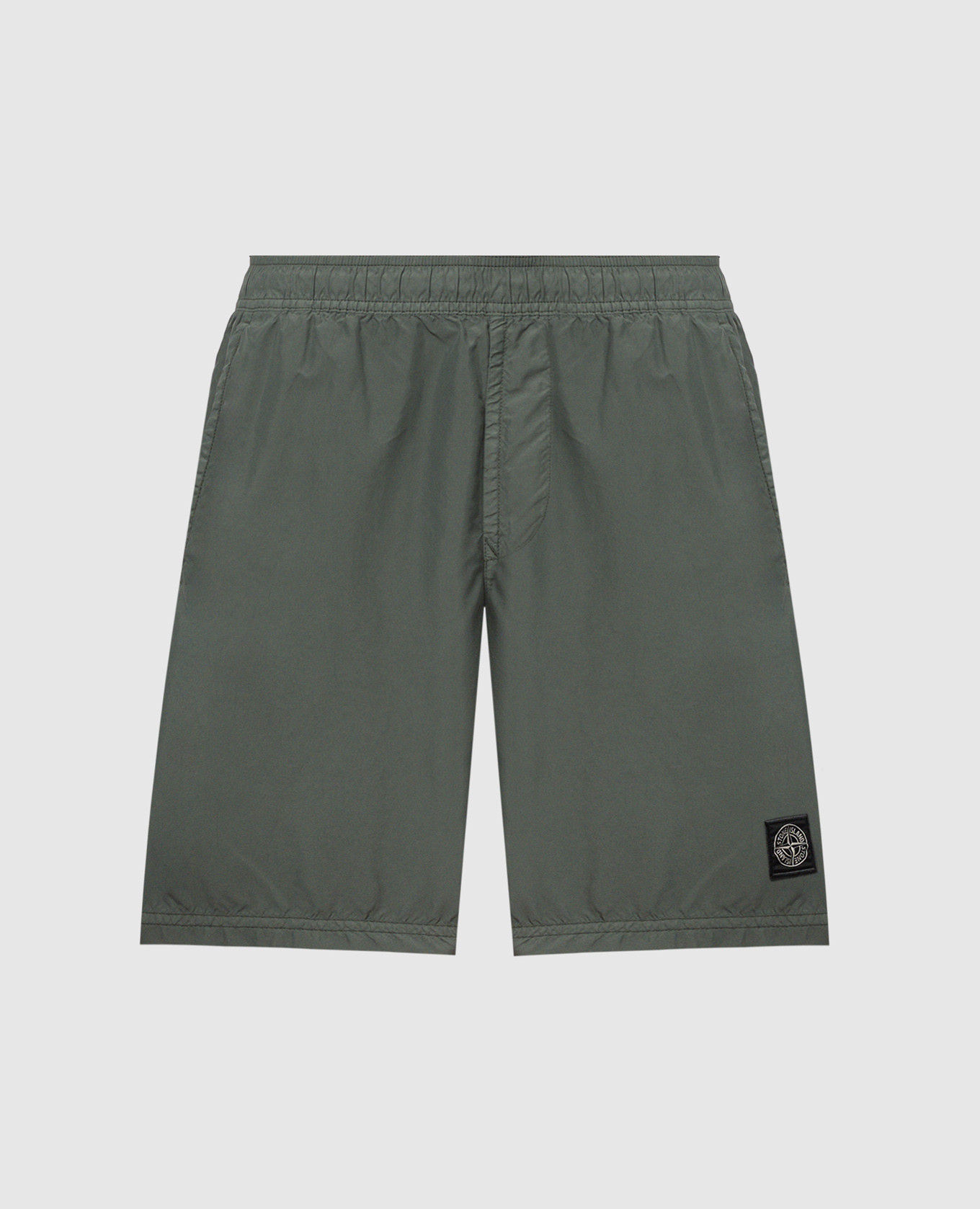 Pantalón corto verde con logo.
