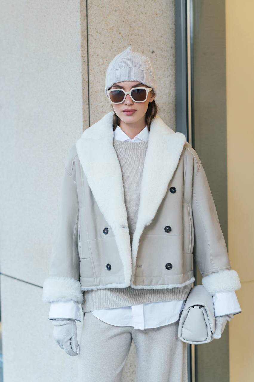 Brunello Cucinelli Бежева шкіряна укорочена двобортна дублянка на овчині MPMBP7962P зображення 6