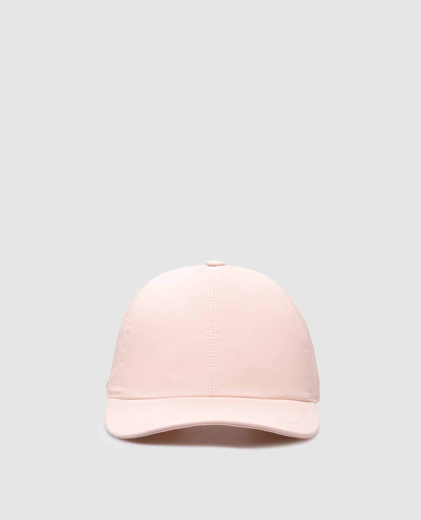 Розовая кепка с металлическим логотипом
