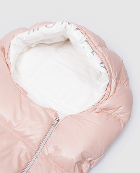 Moncler ENFANT Детский розовый пуховой конверт-кокон с логотипом J29511E000025963V