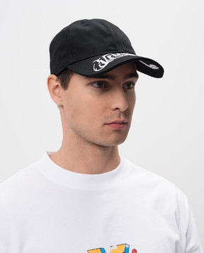 Vetements Чорна кепка з готичною вишивкою логотипа UA66CA140B