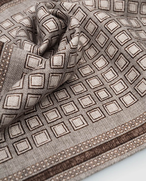 Brunello Cucinelli Серый платок-паше из шелка в узор. MV8980091