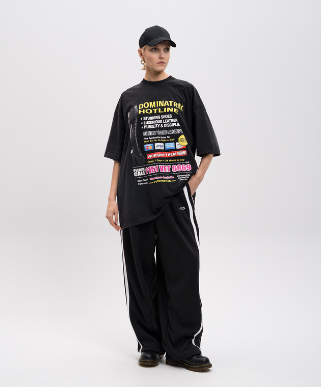 Vetements Черная футболка Dominatrix Hotline с принтом UA66TR740Bw изображение 2