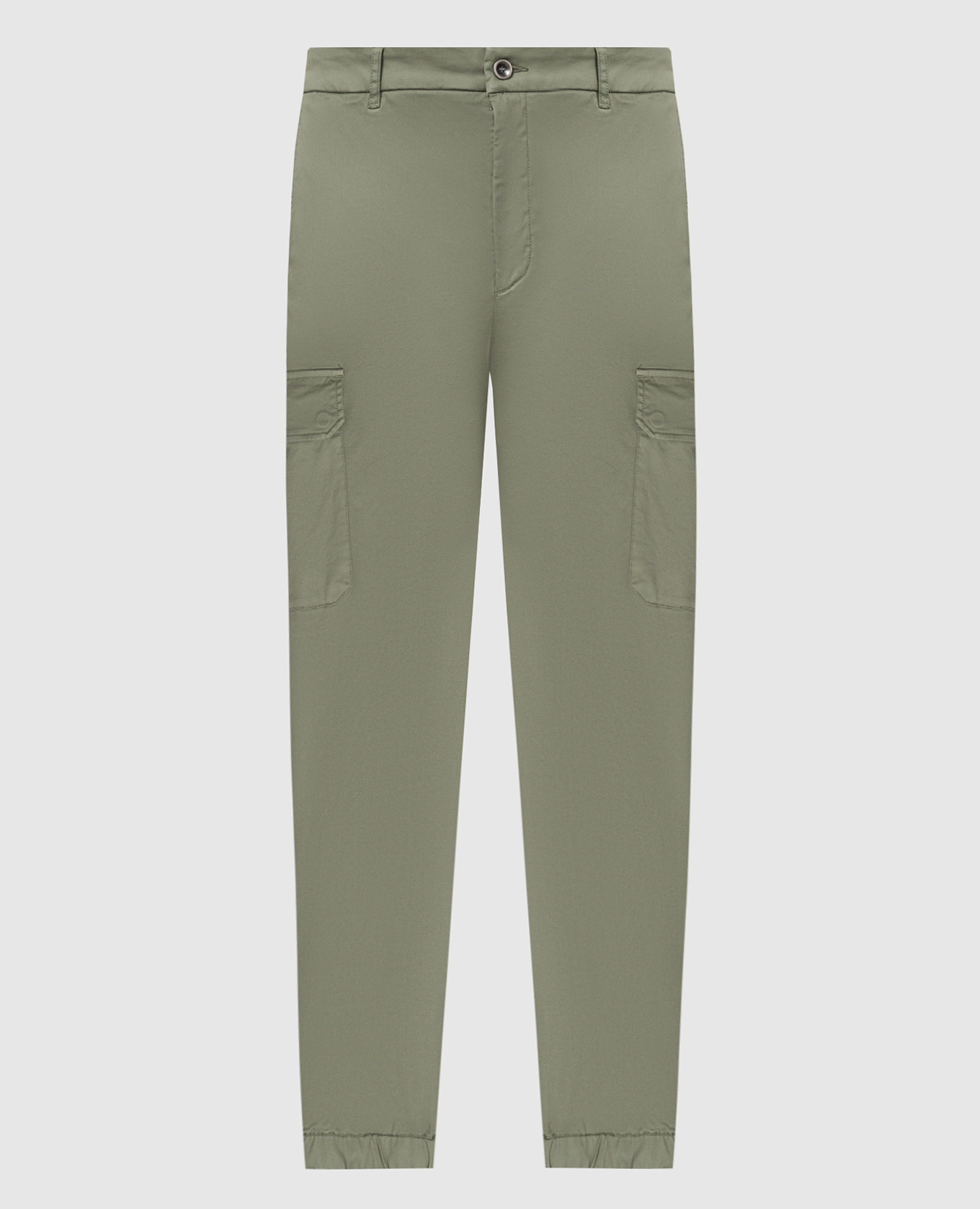 Зеленые брюки-карго с металлическим логотипом.