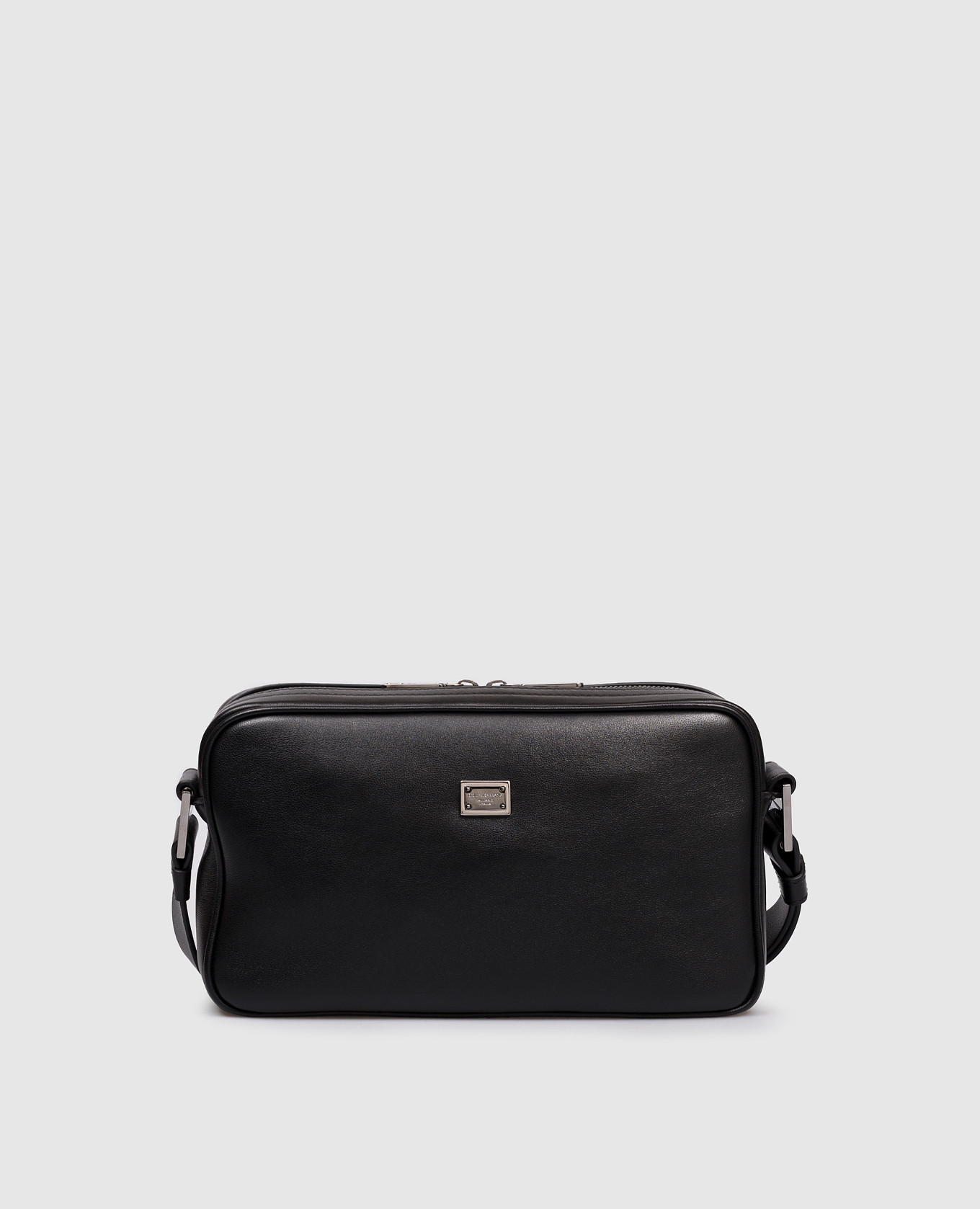 Черная кожаная сумка с гравировкой логотипа