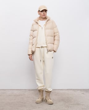 Moncler Бежевая пуховая куртка с нашивкой логотипа K20931A00001597YW