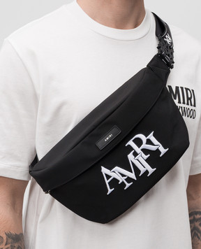 AMIRI Черная поясная сумка STAGGERED BUM с фактурным логотипом AMBGSO1016