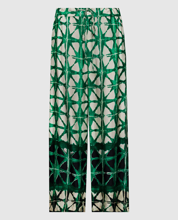 Зеленые брюки в брендовый узор.