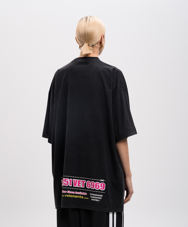 Vetements Черная футболка Dominatrix Hotline с принтом UA66TR740Bw изображение 4