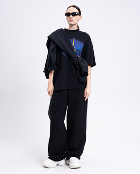 Vetements Чорна футболка вільного крою з брендовим принтом UH76TR410Bw