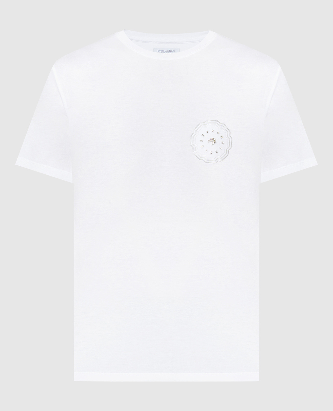 Белая футболка с металлическим логотипом
