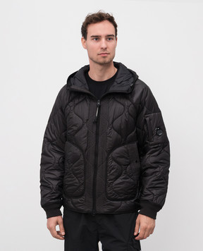 C.P. Company Черная стеганная куртка с логотипом MOW047A110158A