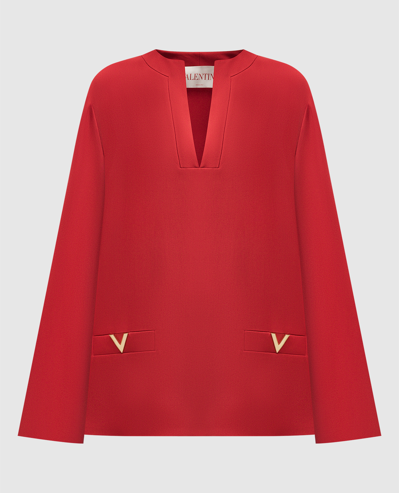 Красная блузка из шелка с логотипом V